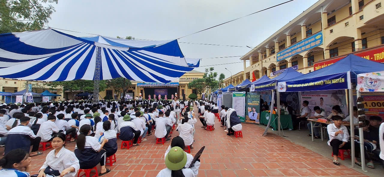 TỔ CHỨC THÀNH CÔNG NGÀY HỘI VIỆC LÀM, TƯ VẤN TUYỂN SINH THÀNH PHỐ PHỔ YÊN NĂM 2025